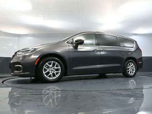 Used 2021 Chrysler Pacifica Touring-L image 55