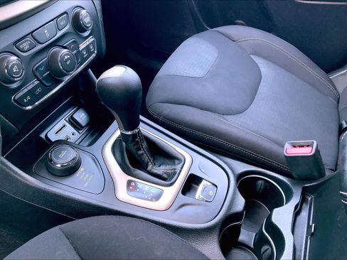 Used 2016 Jeep Cherokee Latitude w/ Cold Weather Group image 16