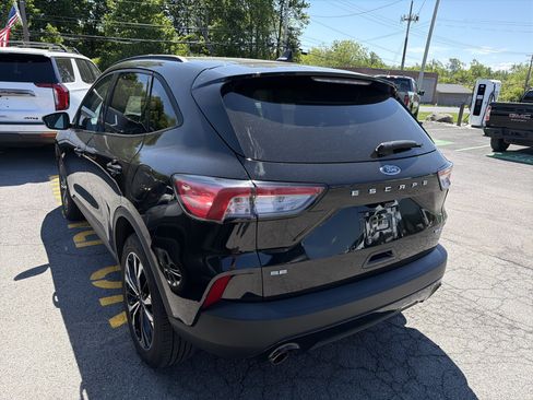 Used 2022 Ford Escape SE w/ SE Sport Appearance Package AWD/4WD image 5