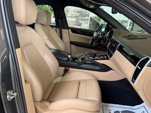Used 2021 Porsche Cayenne Coupe AWD/4WD image 16