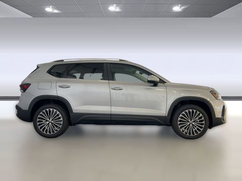 New 2026 Volkswagen Taos SE image 8