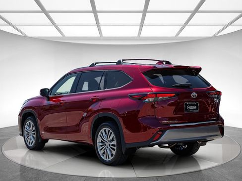 Used 2026 Toyota Highlander Platinum AWD/4WD image 2