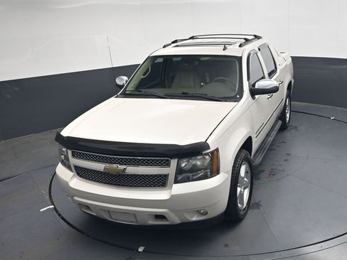 Used 2011 Chevrolet Avalanche LTZ AWD/4WD image 16