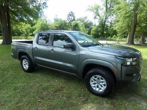 Used 2024 Nissan Frontier SV image 6