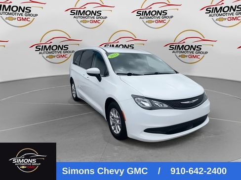 Used 2023 Chrysler Voyager LX FWD image 3