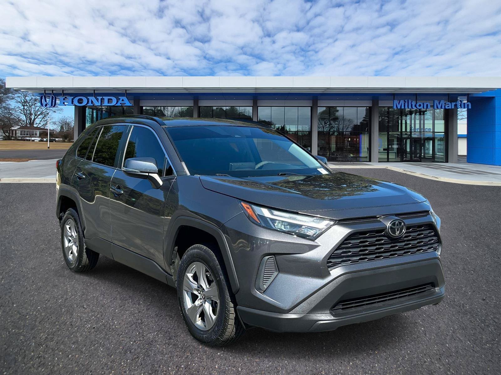 Used 2022 Toyota RAV4 XLE FWD image 1