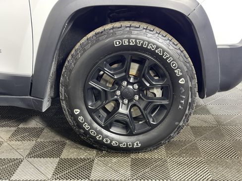 Used 2020 Jeep Cherokee Trailhawk w/ Comfort/Convenience Group image 8