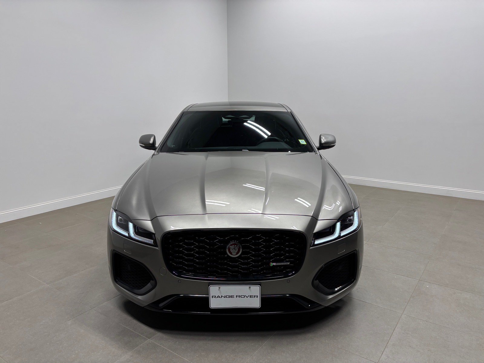 Used 2023 Jaguar XF R-Dynamic SE AWD/4WD image 3