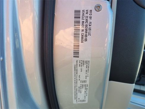 Certified 2024 Chrysler Pacifica Touring-L image 20