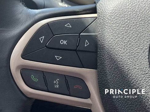 Used 2017 Jeep Cherokee Latitude w/ Safety/Convenience Group FWD image 19
