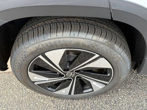 New 2026 Volkswagen Taos SE AWD/4WD image 4