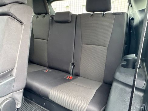 Used 2021 Toyota Highlander LE AWD/4WD image 37