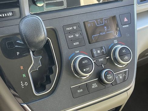 Used 2017 Toyota Sienna L image 6