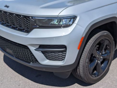 Used 2025 Jeep Grand Cherokee Altitude AWD/4WD image 9