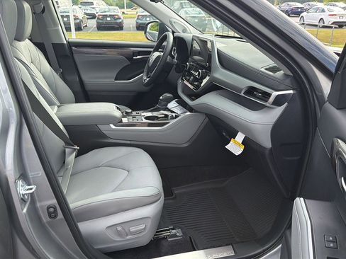 New 2026 Toyota Highlander Platinum AWD/4WD image 14