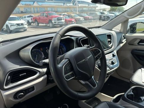 Used 2024 Chrysler Pacifica Touring-L FWD image 16