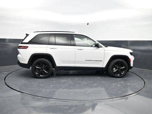 Used 2023 Jeep Grand Cherokee Limited w/ Black Appearance Package AWD/4WD image 11