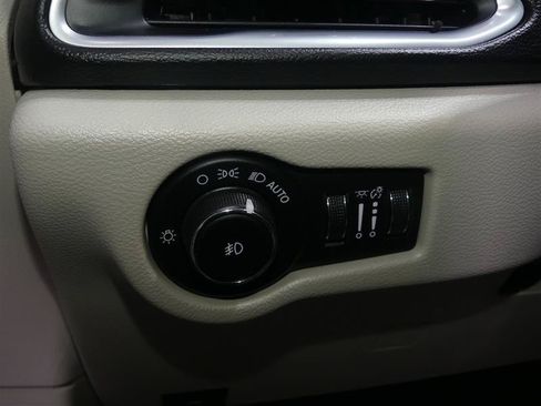Used 2018 Chrysler Pacifica Touring-L Plus w/ Advanced Safetytec Group FWD image 27