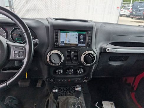 Used 2017 Jeep Wrangler Unlimited Sahara w/ Connectivity Group AWD/4WD image 3