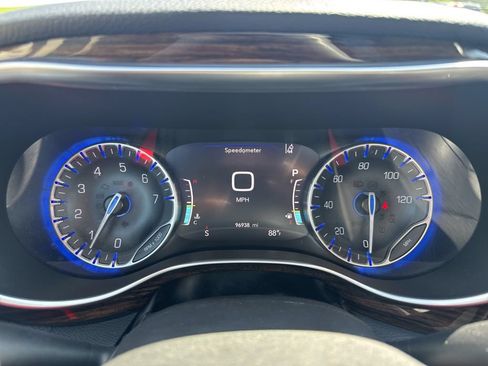 Used 2023 Chrysler Pacifica Limited FWD image 16