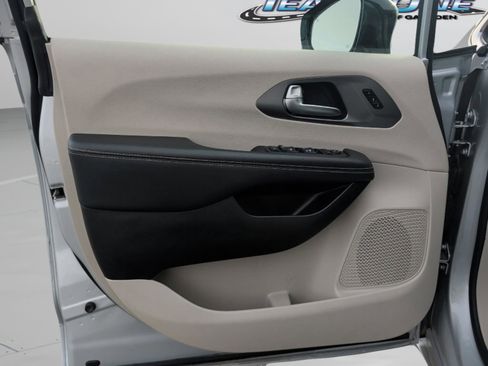 Used 2024 Chrysler Pacifica Touring-L image 23