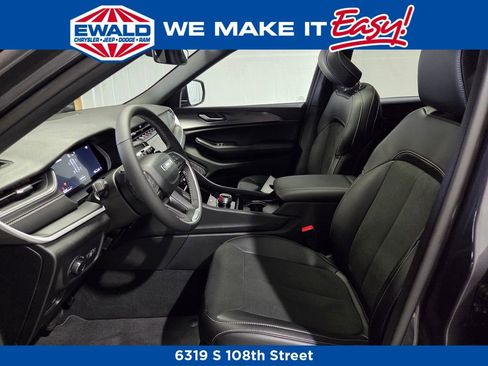 New 2025 Jeep Grand Cherokee Altitude image 5