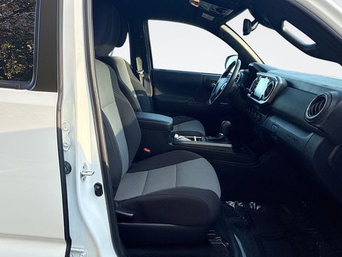 Used 2022 Toyota Tacoma TRD Off-Road image 16