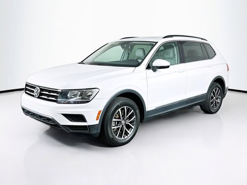 Used 2020 Volkswagen Tiguan SE w/ Panoramic Sunroof Package FWD image 3