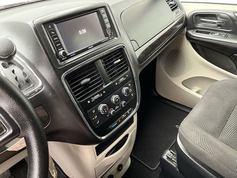 Used 2020 Dodge Grand Caravan SE w/ UConnect Hands-Free Group FWD image 15