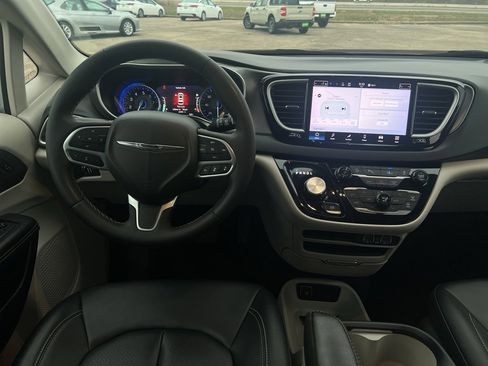 Used 2024 Chrysler Pacifica Touring-L image 19