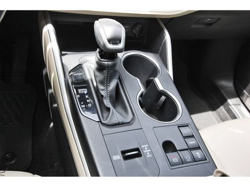 Used 2024 Toyota Highlander XLE FWD image 27