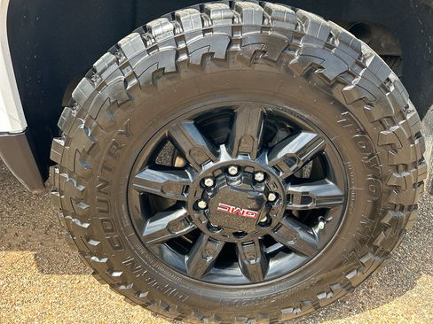 Used 2024 GMC Sierra 2500 AT4 w/ AT4 Premium Plus Package AWD/4WD image 9