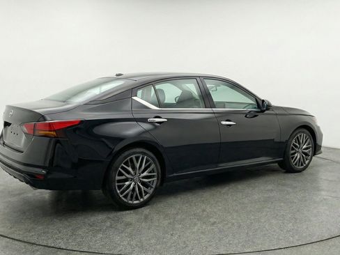 Used 2025 Nissan Altima 2.5 SV FWD image 9