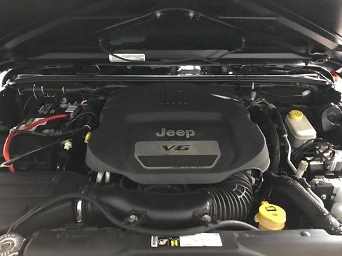 Used 2015 Jeep Wrangler Unlimited Sport w/ Connectivity Group AWD/4WD image 31