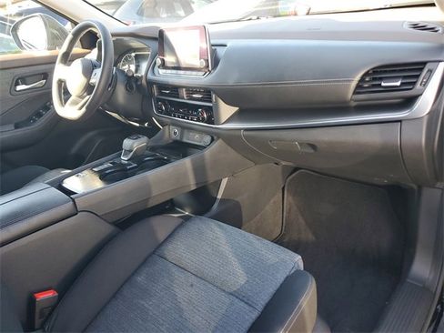 Used 2023 Nissan Rogue SV image 10