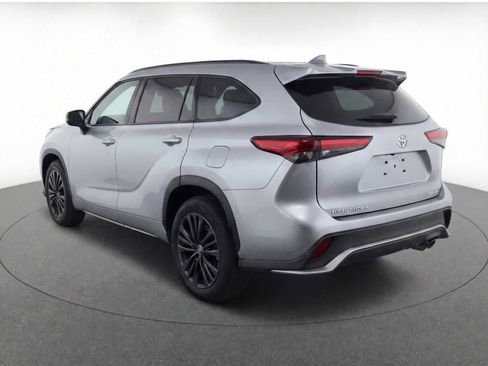 Used 2025 Toyota Highlander XSE image 4