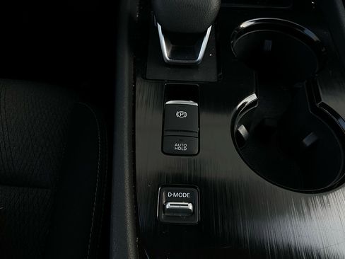 Used 2025 Nissan Rogue SV image 23