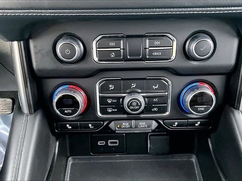 Used 2024 Chevrolet Suburban LT image 32