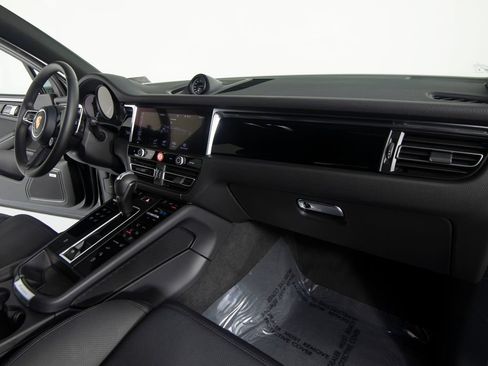 Certified 2026 Porsche Macan AWD/4WD image 33