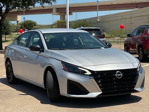 Used 2024 Nissan Altima 2.5 S FWD image 3