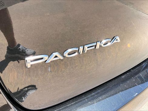 Used 2022 Chrysler Pacifica Touring-L FWD image 30