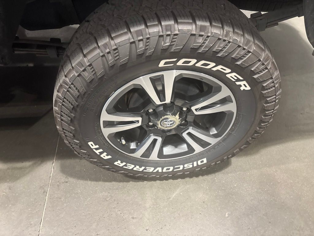 Used 2019 Toyota Tacoma TRD Sport RWD image 2