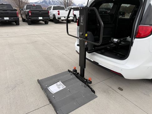 Used 2020 Chrysler Pacifica Touring-L FWD image 32