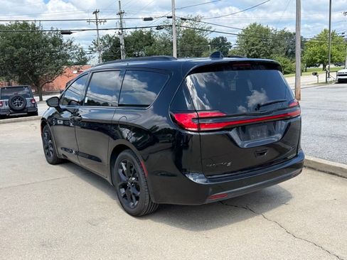 Used 2025 Chrysler Pacifica Limited FWD image 8