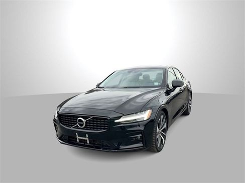 Used 2022 Volvo S60 B5 Momentum w/ Premium Package image 1