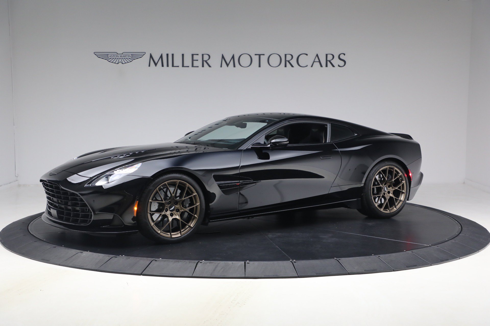Used 2025 Aston Martin Vanquish RWD image 2