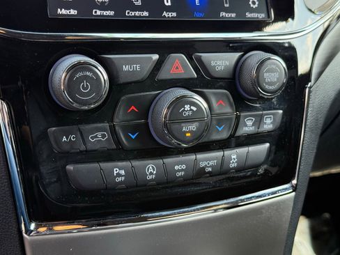 Used 2021 Jeep Grand Cherokee Laredo X RWD image 37