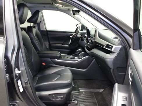 Used 2022 Toyota Highlander XLE AWD/4WD image 16