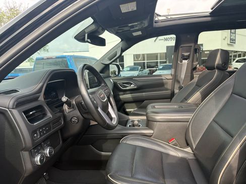 Used 2024 GMC Yukon XL SLT w/ SLT Luxury Package image 5