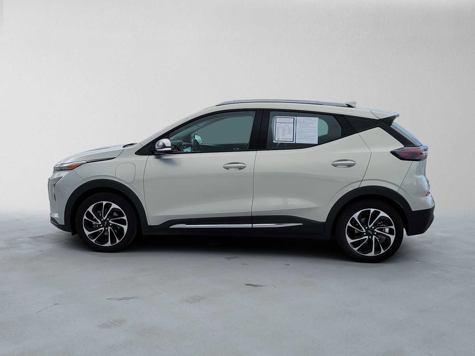 Used 2023 Chevrolet Bolt EUV Premier w/ Sun & Sound Package FWD image 6